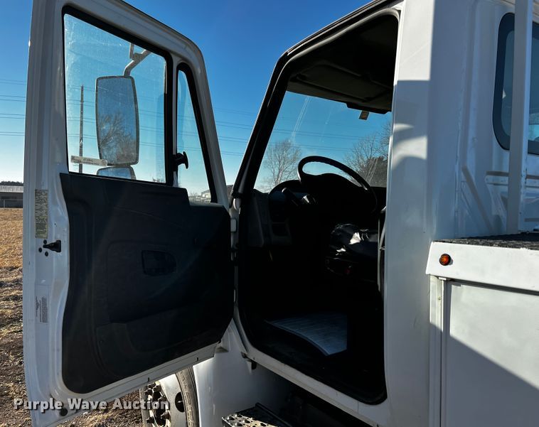 image for item JH9379 2013 International DuraStar 4300  utility / service truck