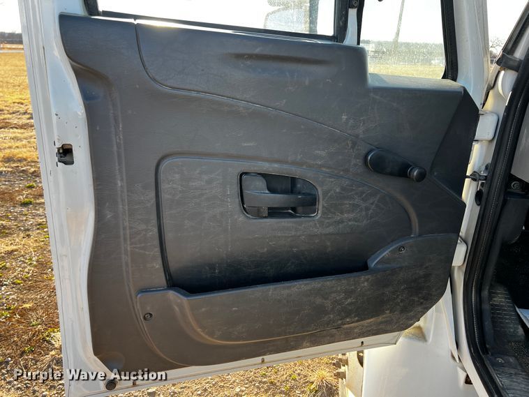 image for item JH9379 2013 International DuraStar 4300  utility / service truck
