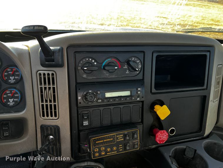 image for item JH9379 2013 International DuraStar 4300  utility / service truck