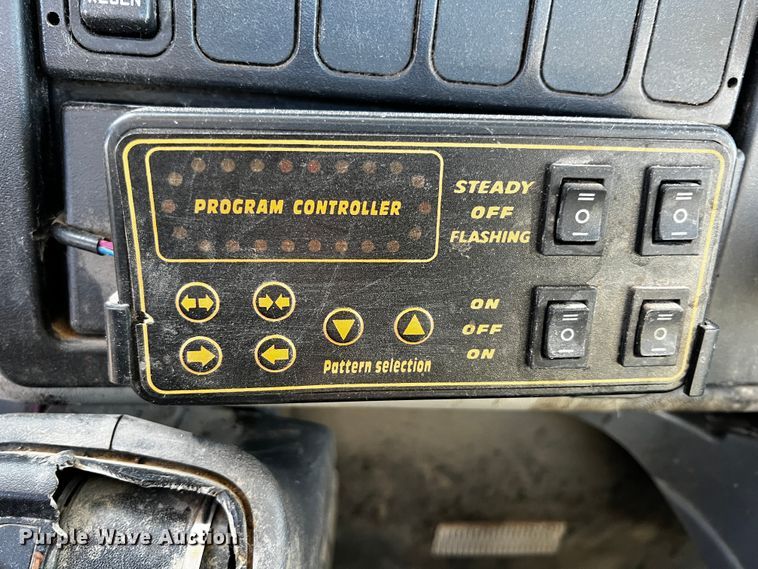 image for item JH9379 2013 International DuraStar 4300  utility / service truck