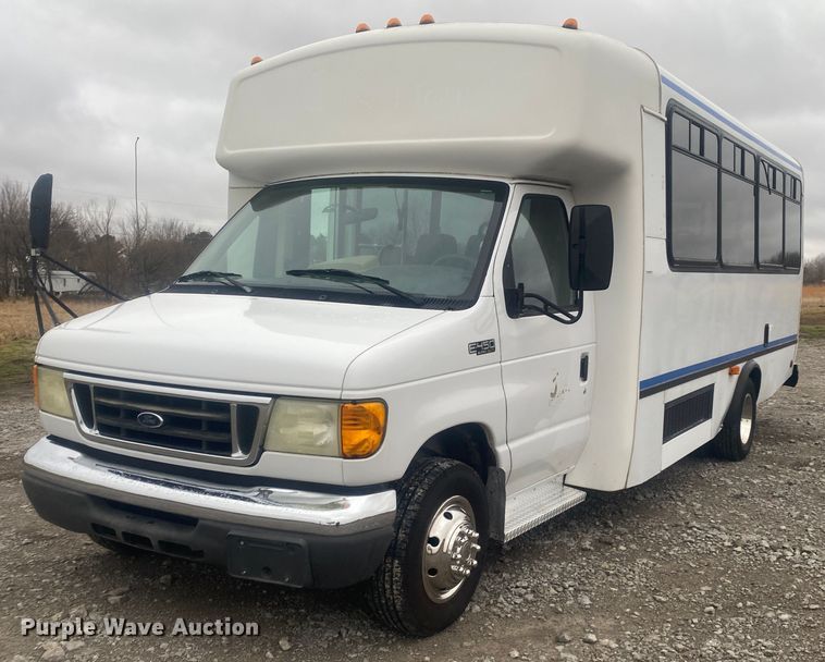 image for item JN9243 2005 Ford E450  shuttle bus