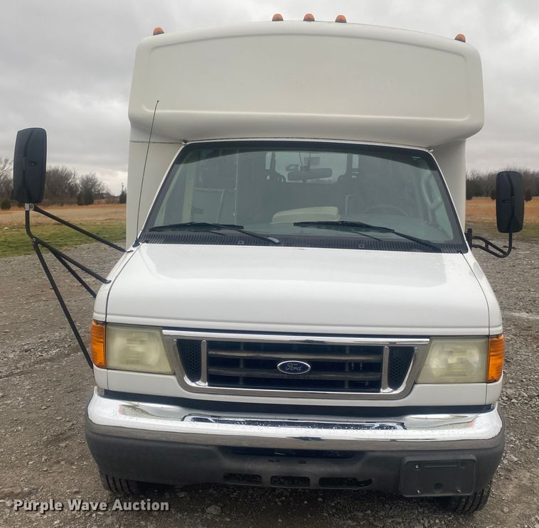 image for item JN9243 2005 Ford E450  shuttle bus