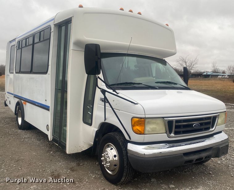 image for item JN9243 2005 Ford E450  shuttle bus