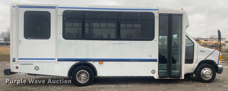 image for item JN9243 2005 Ford E450  shuttle bus