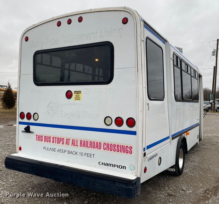 image for item JN9243 2005 Ford E450  shuttle bus