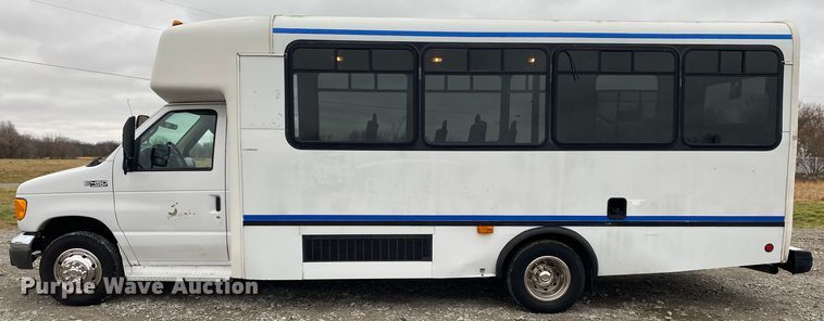 image for item JN9243 2005 Ford E450  shuttle bus
