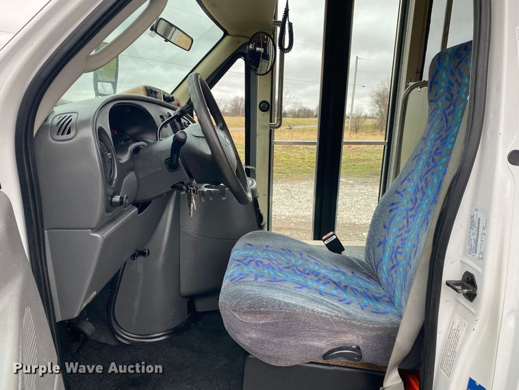 image for item JN9243 2005 Ford E450  shuttle bus