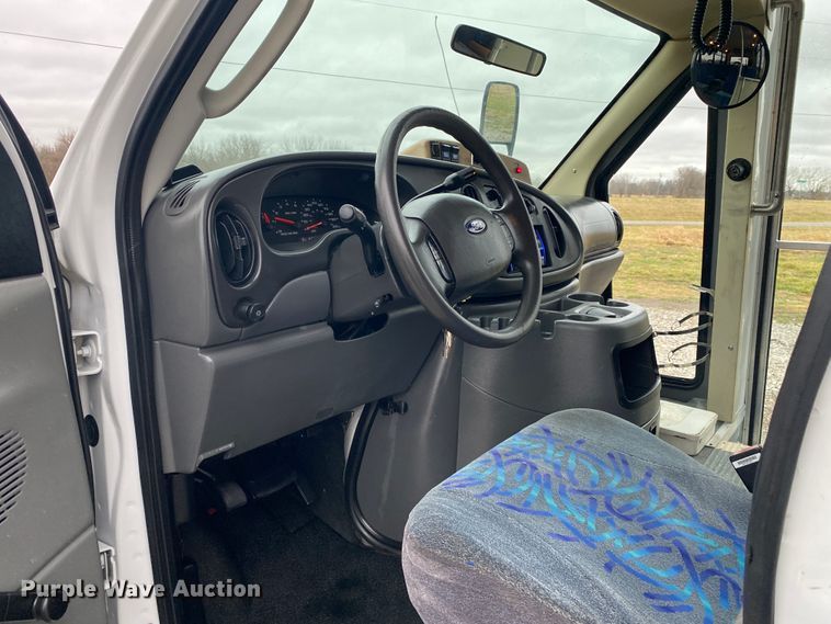 image for item JN9243 2005 Ford E450  shuttle bus