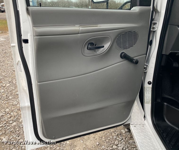 image for item JN9243 2005 Ford E450  shuttle bus