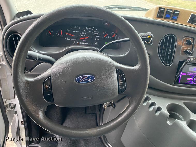 image for item JN9243 2005 Ford E450  shuttle bus