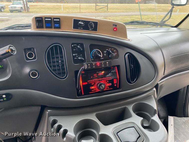 image for item JN9243 2005 Ford E450  shuttle bus