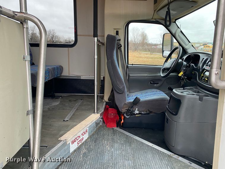 image for item JN9243 2005 Ford E450  shuttle bus