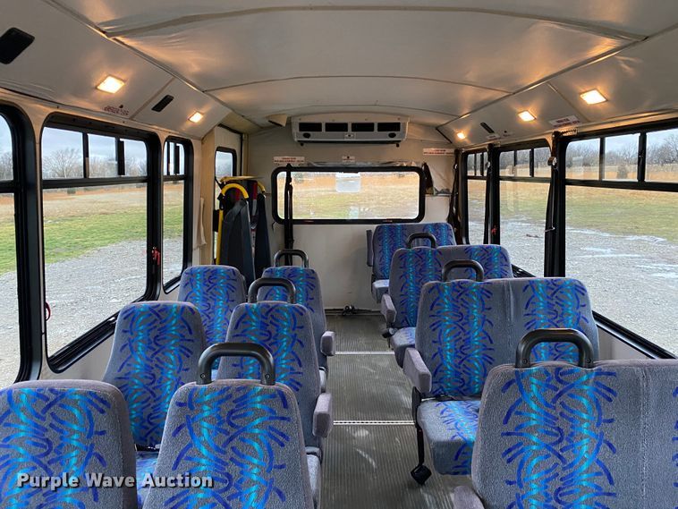 image for item JN9243 2005 Ford E450  shuttle bus