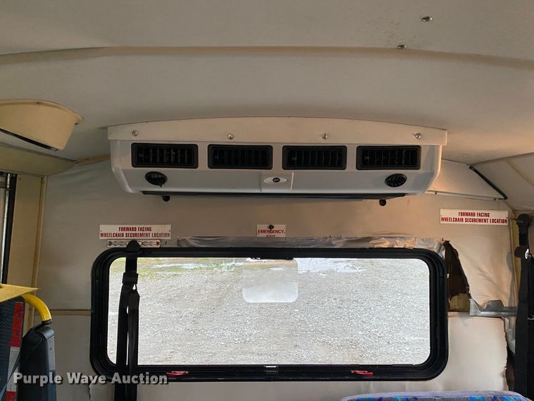 image for item JN9243 2005 Ford E450  shuttle bus