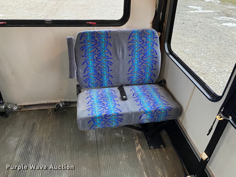 image for item JN9243 2005 Ford E450  shuttle bus