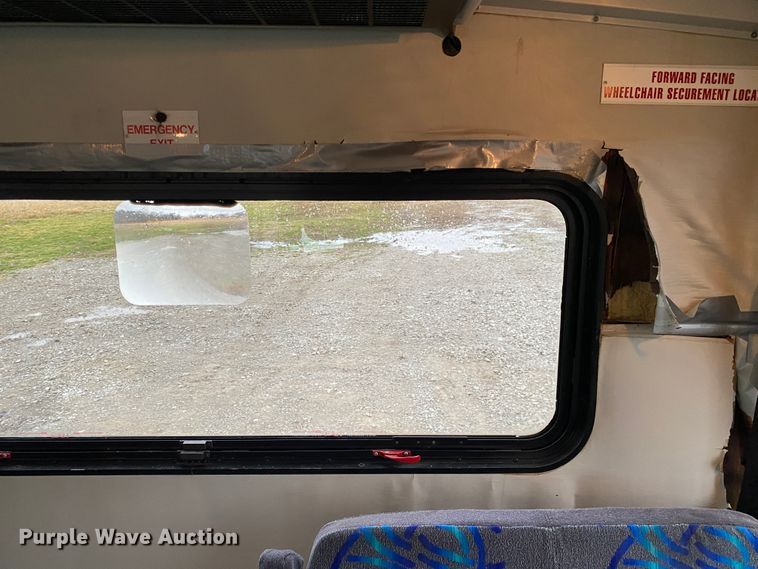 image for item JN9243 2005 Ford E450  shuttle bus