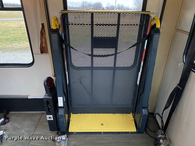 image for item JN9243 2005 Ford E450  shuttle bus