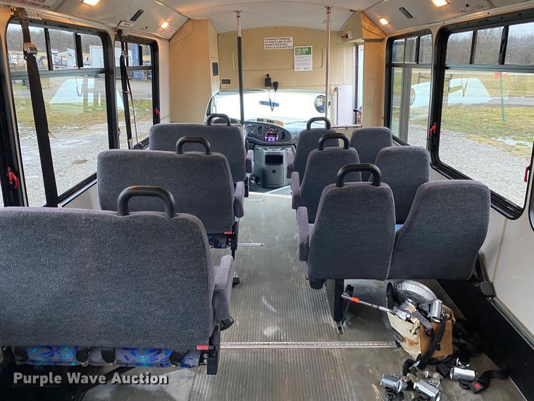 image for item JN9243 2005 Ford E450  shuttle bus