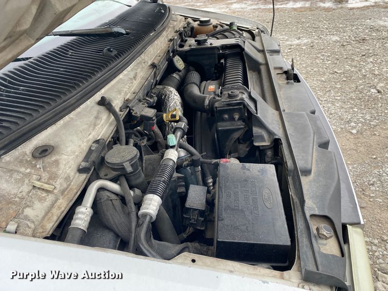 image for item JN9243 2005 Ford E450  shuttle bus