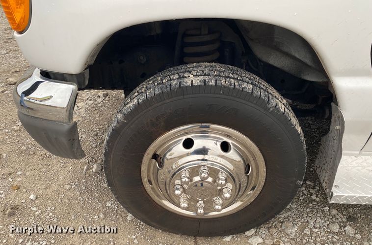 image for item JN9243 2005 Ford E450  shuttle bus