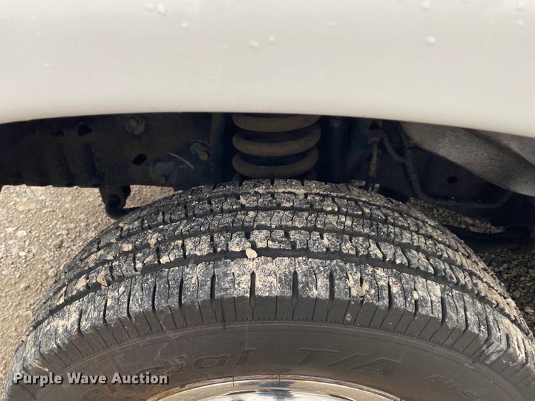 image for item JN9243 2005 Ford E450  shuttle bus