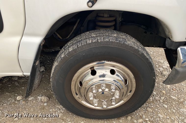 image for item JN9243 2005 Ford E450  shuttle bus