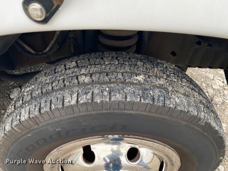 image for item JN9243 2005 Ford E450  shuttle bus