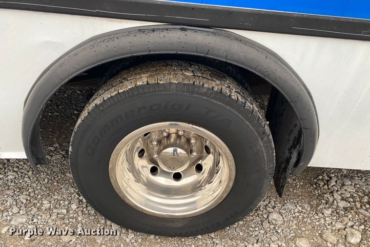 image for item JN9243 2005 Ford E450  shuttle bus