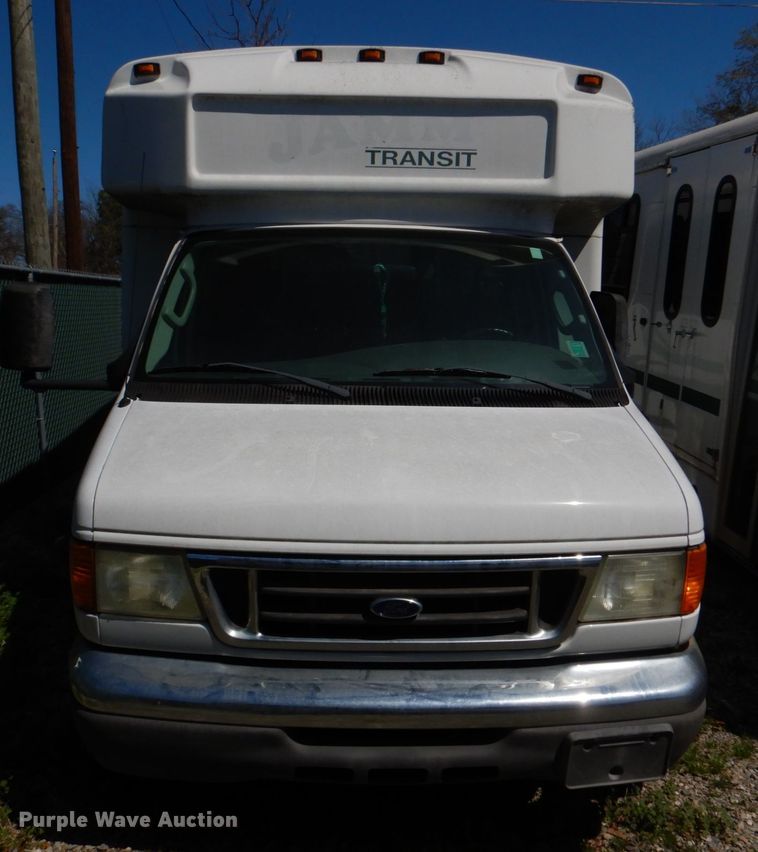 image for item JS9549 2007 Ford E450 Super Duty  shuttle bus