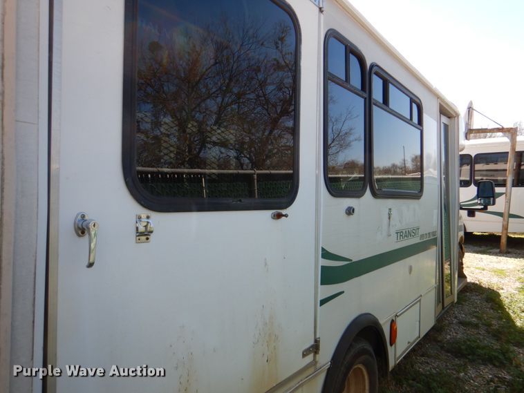 image for item JS9549 2007 Ford E450 Super Duty  shuttle bus