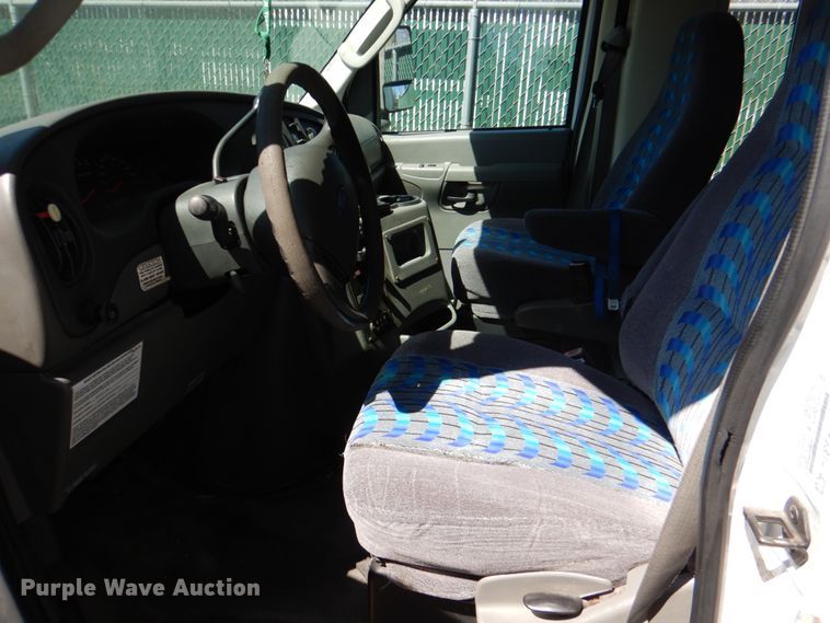 image for item JS9549 2007 Ford E450 Super Duty  shuttle bus