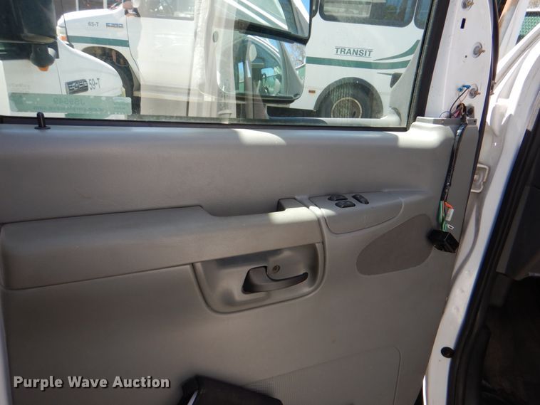 image for item JS9549 2007 Ford E450 Super Duty  shuttle bus