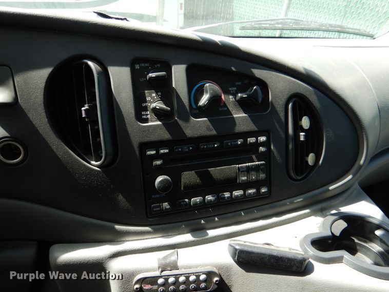 image for item JS9549 2007 Ford E450 Super Duty  shuttle bus