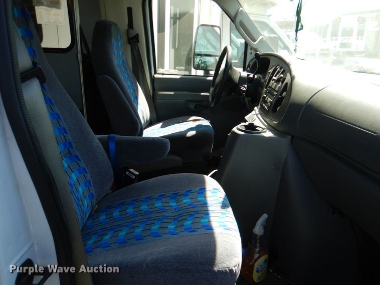 image for item JS9549 2007 Ford E450 Super Duty  shuttle bus