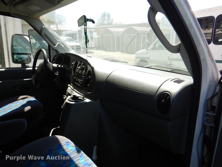 image for item JS9549 2007 Ford E450 Super Duty  shuttle bus