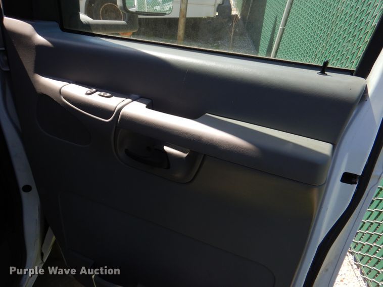 image for item JS9549 2007 Ford E450 Super Duty  shuttle bus