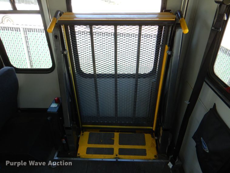 image for item JS9549 2007 Ford E450 Super Duty  shuttle bus