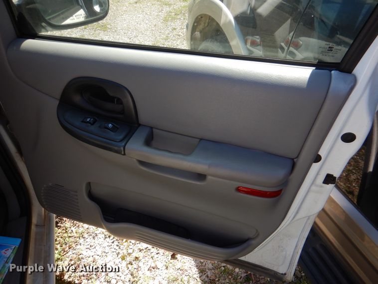 image for item JS9551 2004 Chevrolet Venture  van