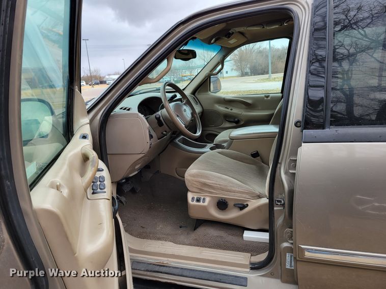 image for item JY9230 2001 Ford Expedition XLT  SUV