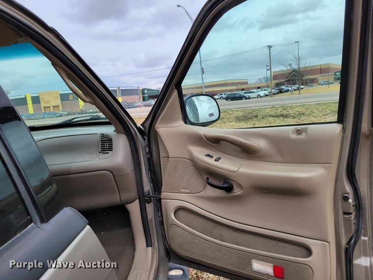 image for item JY9230 2001 Ford Expedition XLT  SUV