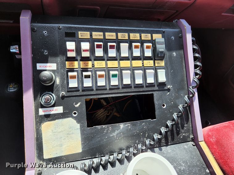 image for item KE9878 1997 Ford F450 Super Duty  flatbed truck