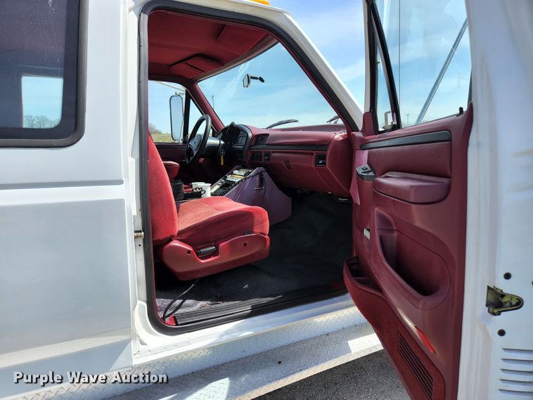 image for item KE9878 1997 Ford F450 Super Duty  flatbed truck