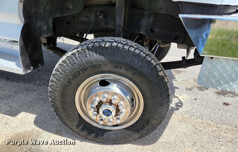 image for item KE9878 1997 Ford F450 Super Duty  flatbed truck