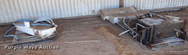 image for item KV9993 (4) hydraulic tanks