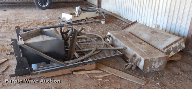 image for item KV9993 (4) hydraulic tanks