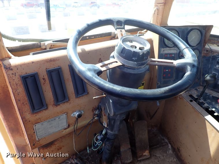 image for item DC4014 1994 Caterpillar 615C Series II  water wagon