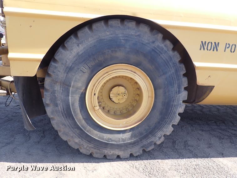 image for item DC4014 1994 Caterpillar 615C Series II  water wagon