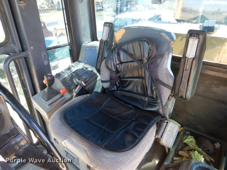 image for item DH7353 2001 Champion 720A  VHP motor grader