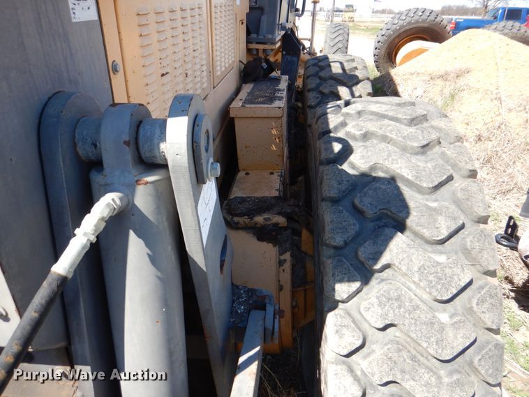 image for item DH7353 2001 Champion 720A  VHP motor grader