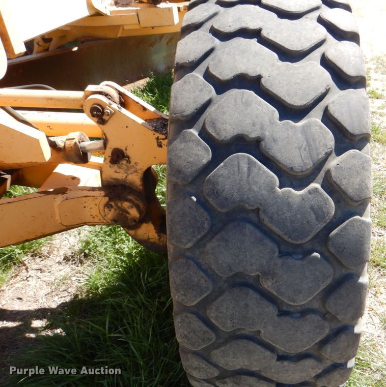 image for item DH7353 2001 Champion 720A  VHP motor grader